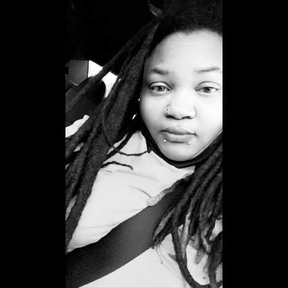 Meet your Posher! - Picture 3 of 5